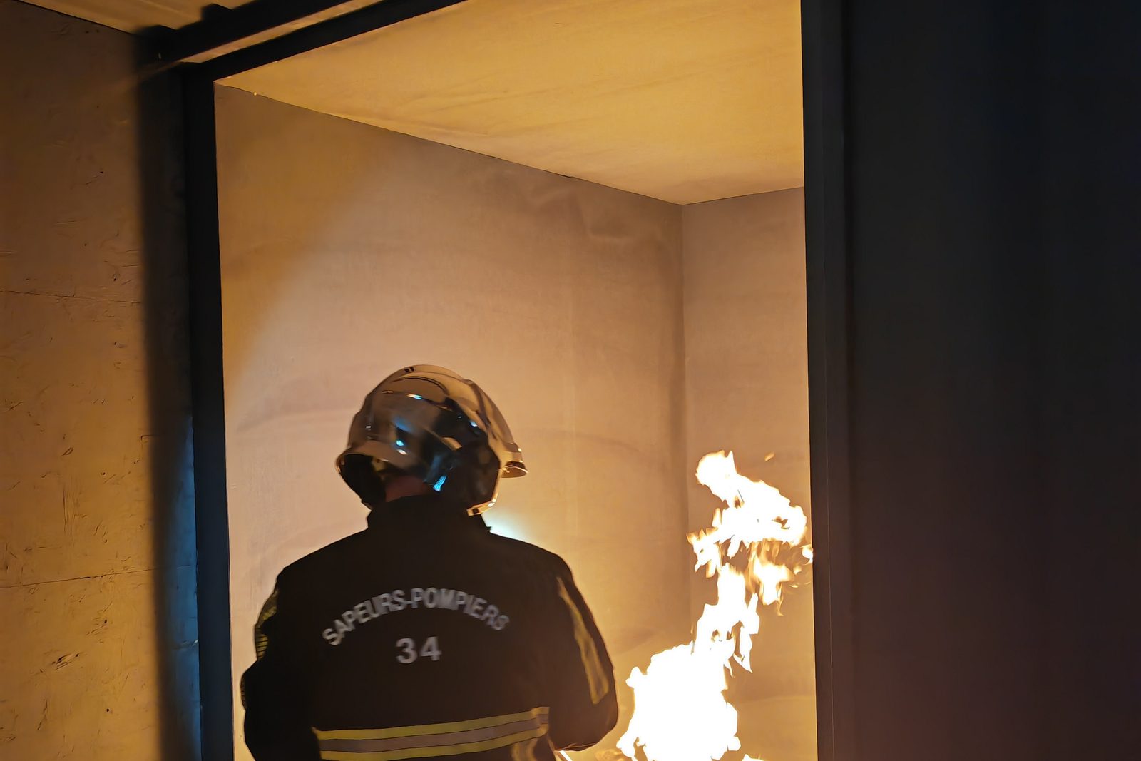 Exercice au feu réel dans le simulateur naval en containers du SDIS de l’Hérault, à Gignac