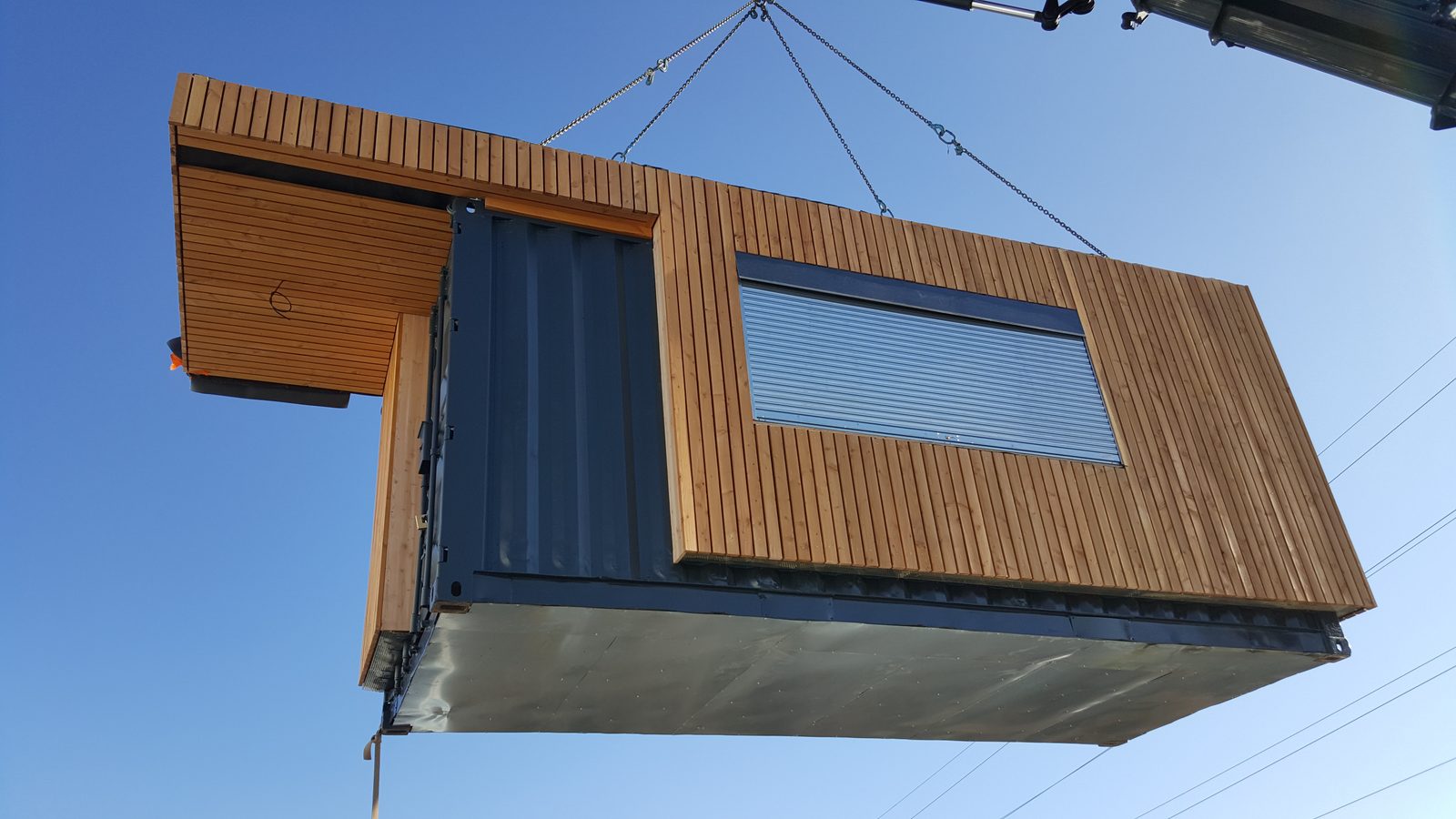 Levage d'un container à la grue sur un chantier