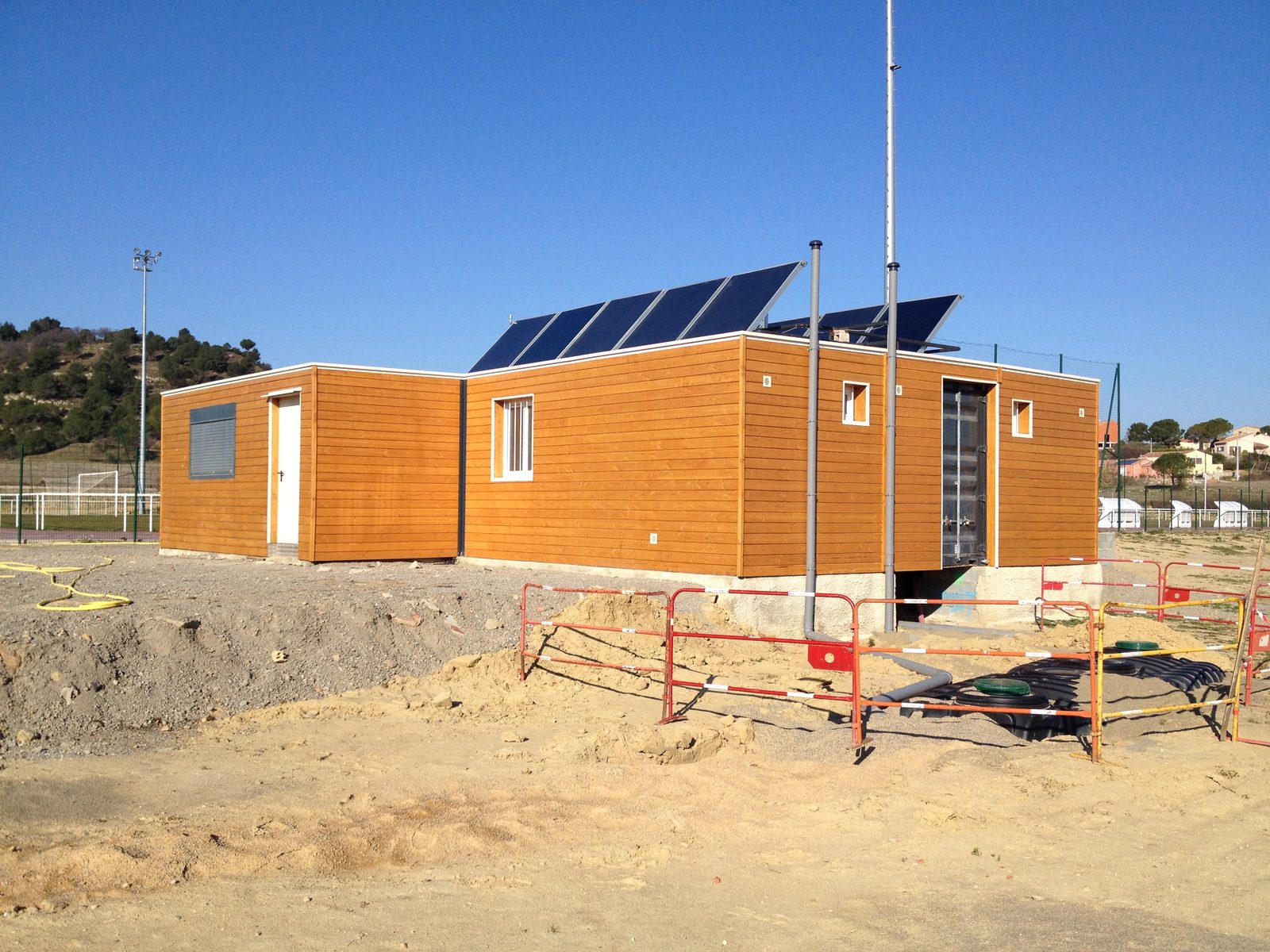 Bâtiment modulaire avec panneaux photovoltaïques en toiture
