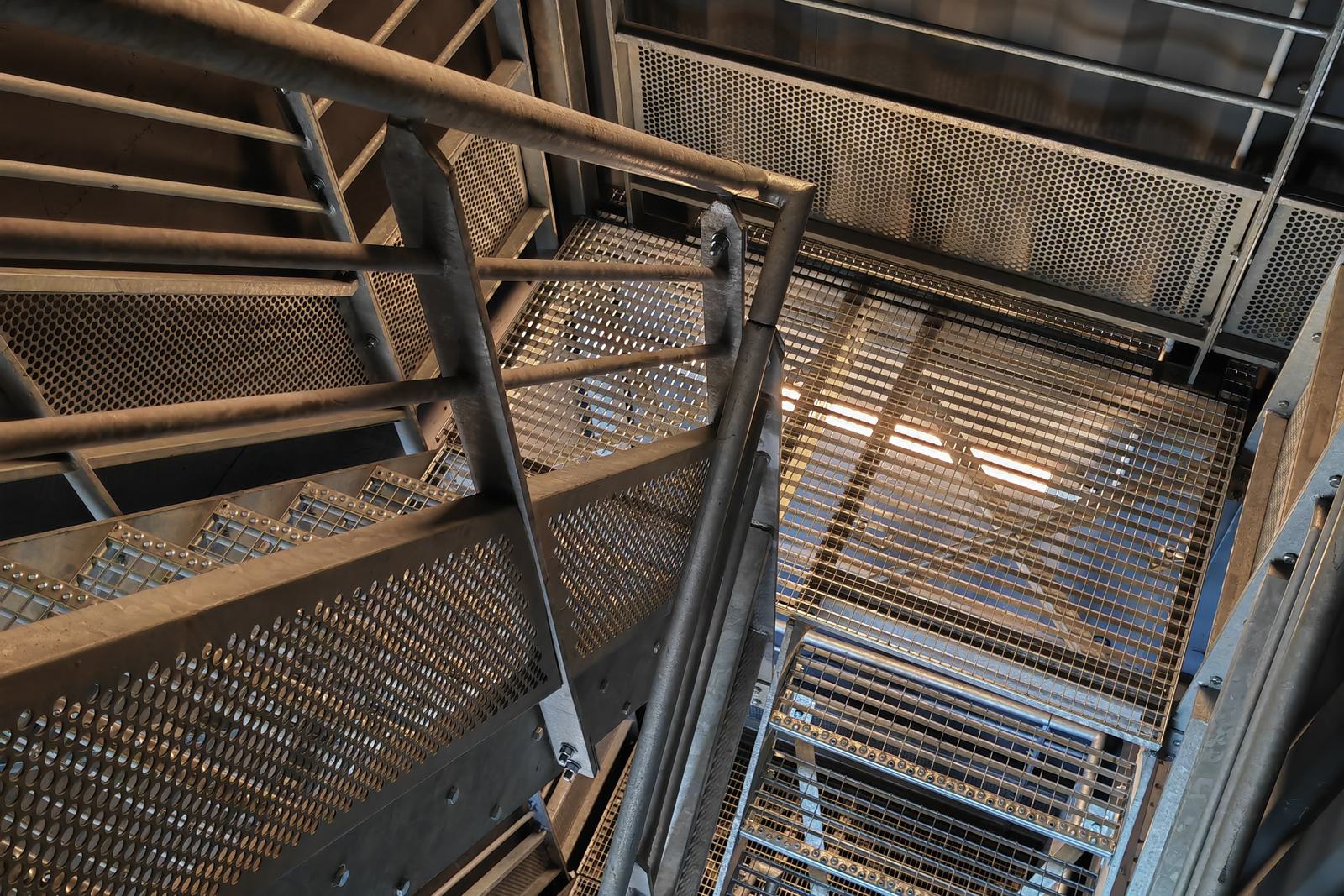 Escaliers et plateformes en acier galvanisé vus en plongée