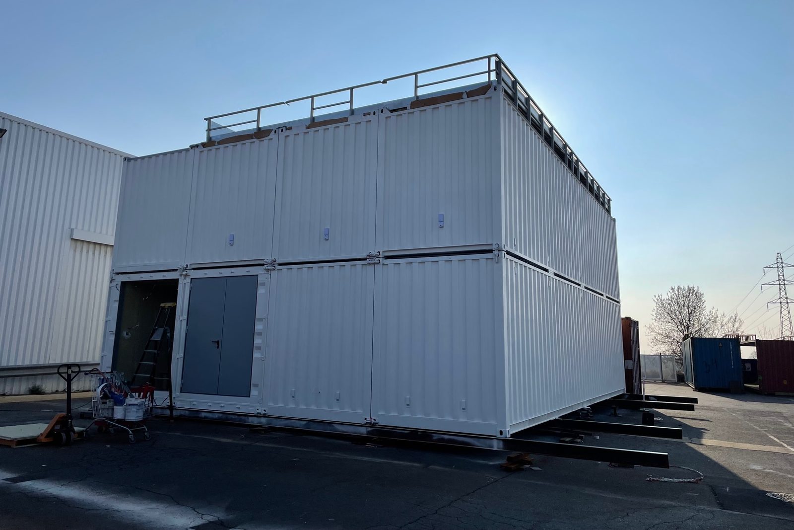 Huit containers préassemblés sur deux niveaux en usine, avant transport