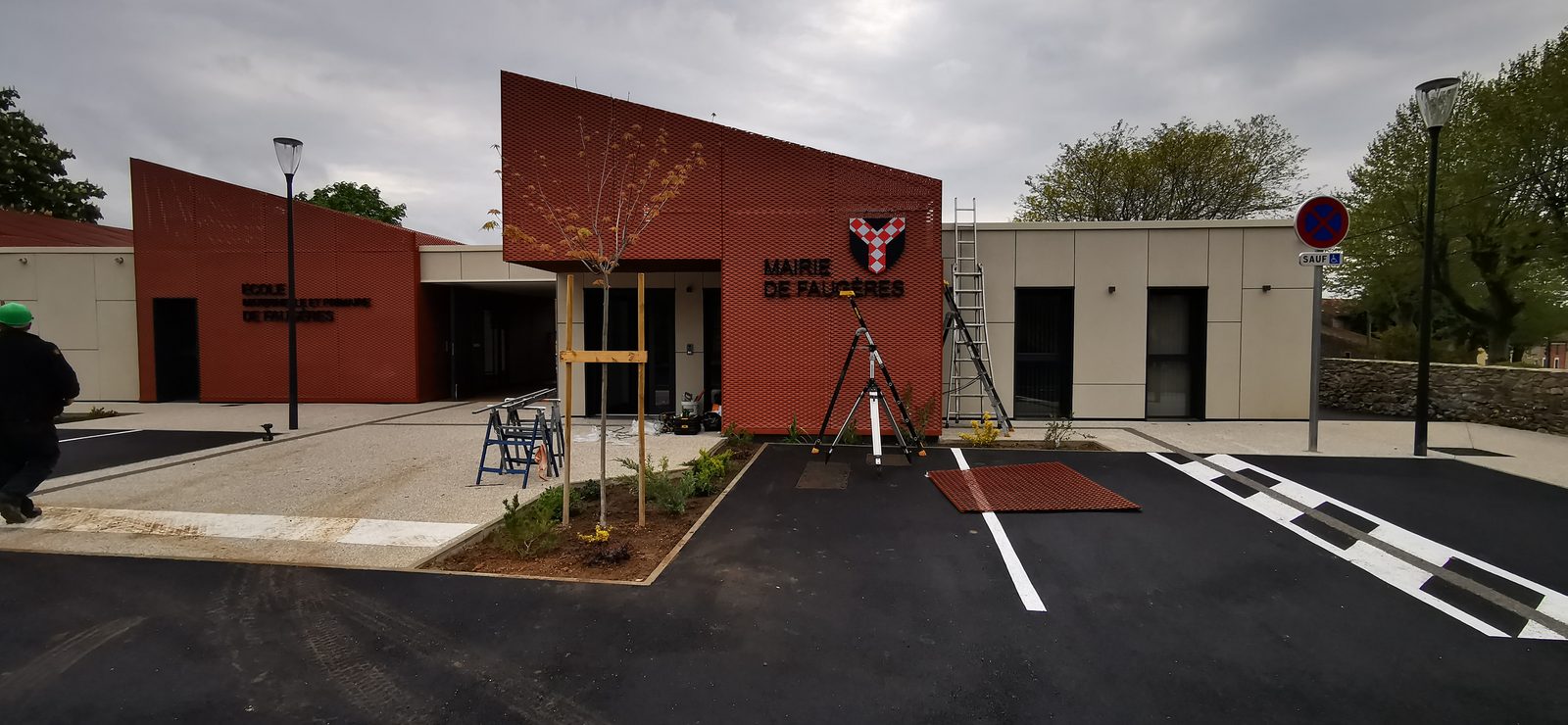 École et mairie de Faugères livrées, façades en métal déployé rouge