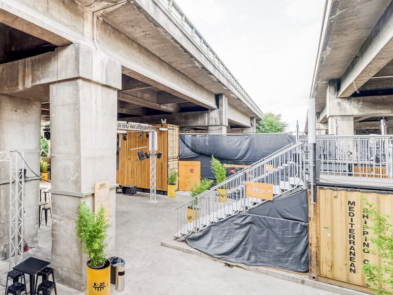 Site KM25 sous le périphérique parisien, containers et escalier vers les terrasses