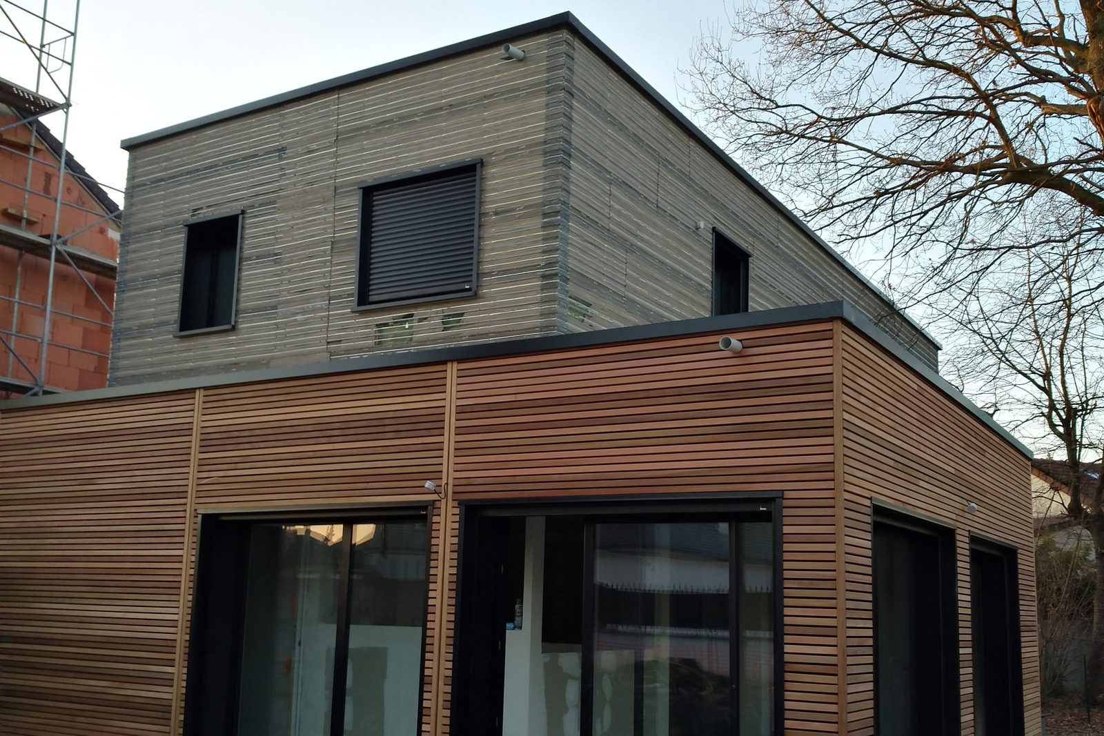 Étage en containers décalé au-dessus du rez-de-chaussée, avant les finitions de façade
