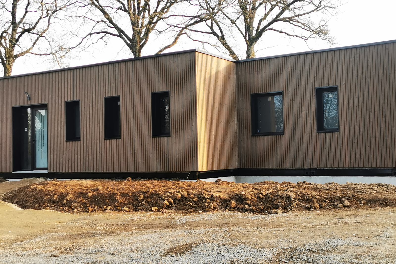 Maison de plain-pied en L en containers, bardage bois vertical, en Vendée