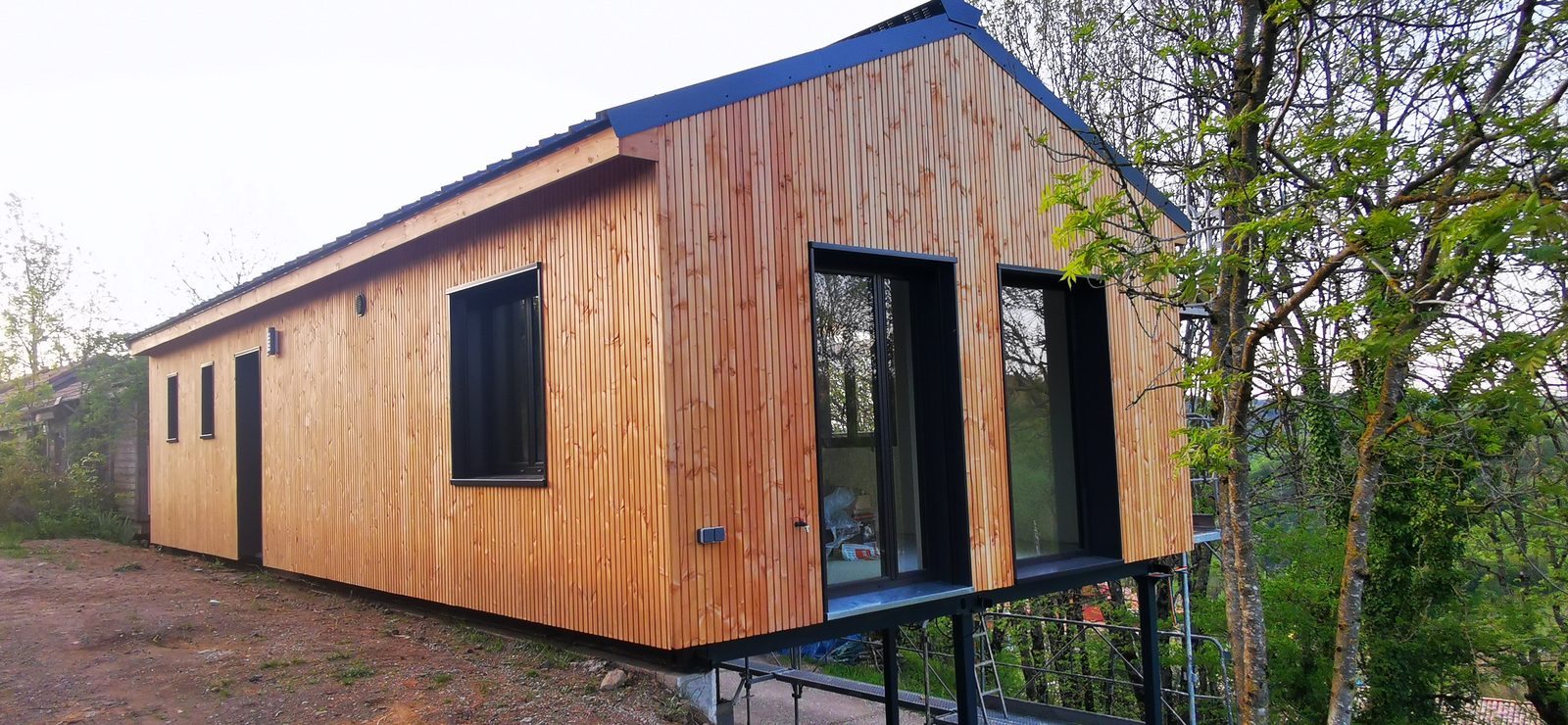 Chalet en containers à bardage bois, sur pilotis, à Roqueredonde