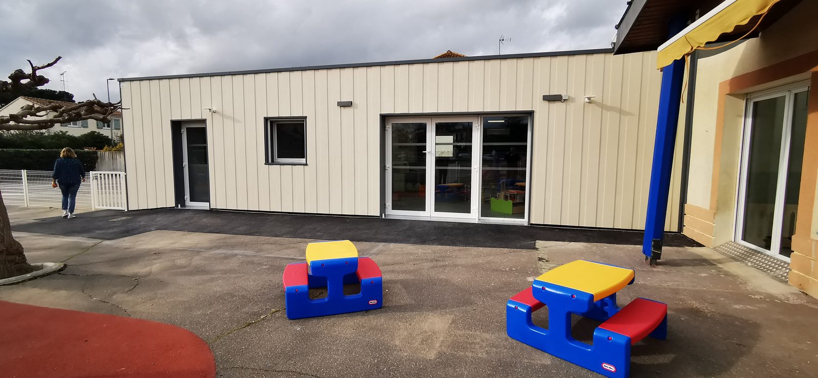Extension de la crèche de Sauvian, cour et jeux d'enfants