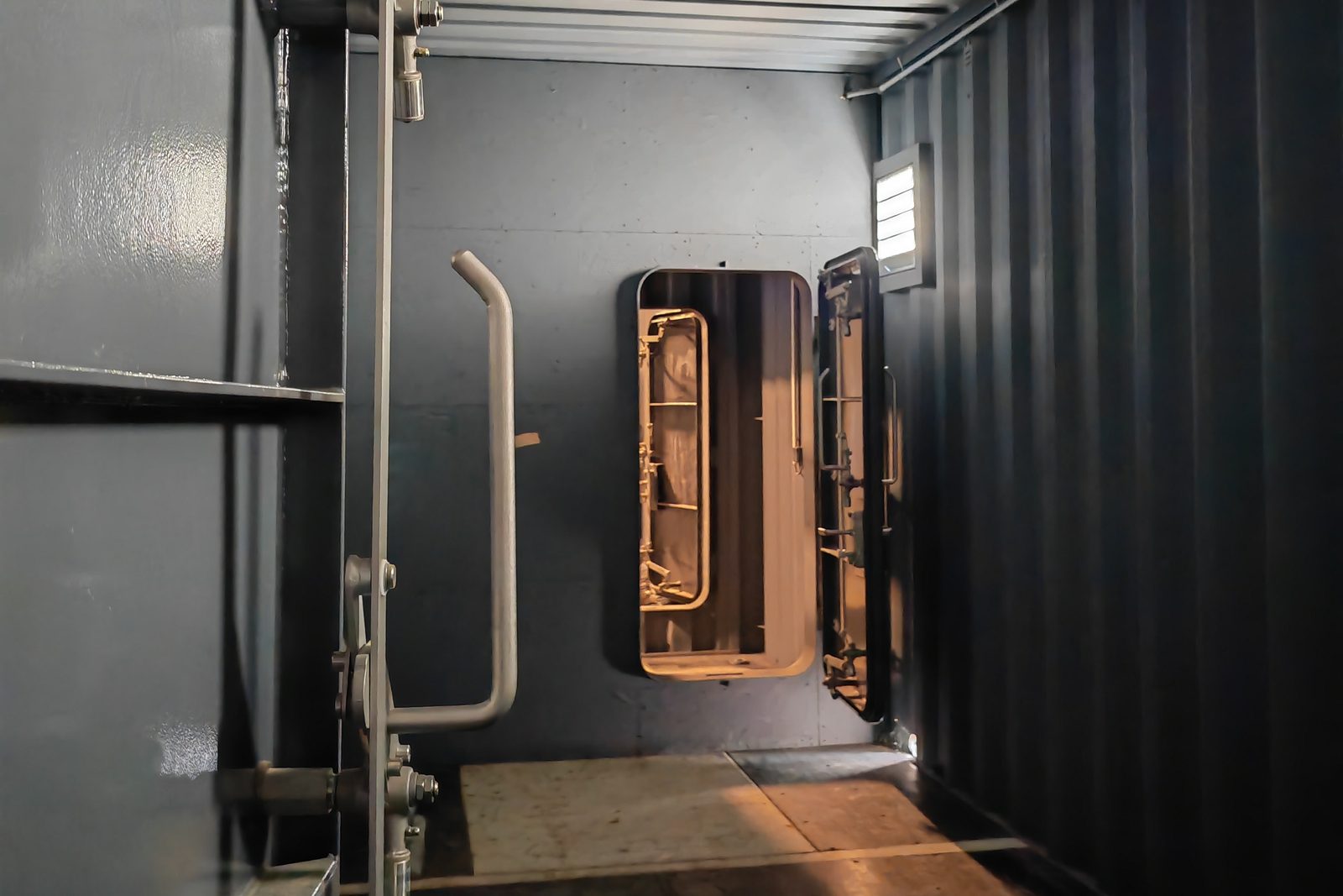 Intérieur d’un container aménagé, porte étanche et équipements